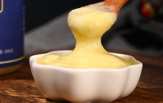 蜂王胎適合閉經(jīng)的女人吃嗎 新鮮蜂王漿食用方法