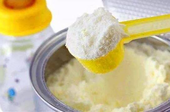 奶粉保質期多久算臨期?開封的奶粉結塊還能用嗎?