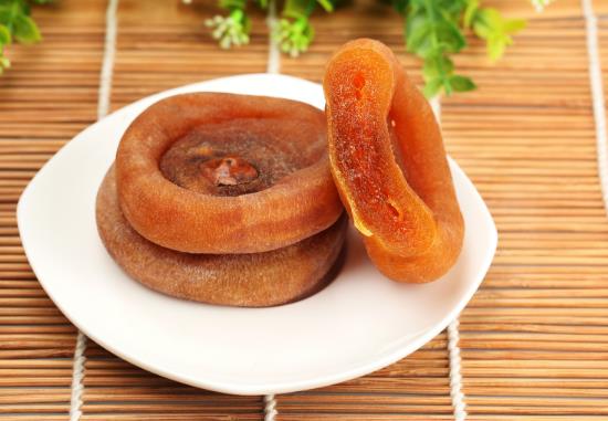 做柿餅為什么要削皮?怎么分辨柿餅上的白色是發霉還是白霜?
