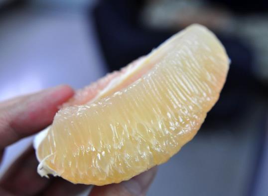 柚子紅得不自然能吃嗎?柚子剝開后多久會變干