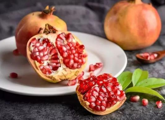 石榴一邊爛了一邊還能吃嗎?石榴紅得發黑正常嗎