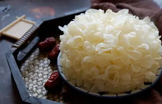 吃銀耳可以降壓?jiǎn)幔裤y耳湯可以豐胸是真的嗎?