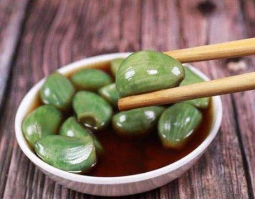 臘八蒜顏色發藍能吃嗎?臘八蒜要腌制多久才能吃