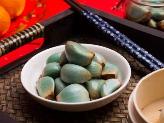臘八蒜顏色發藍能吃嗎?臘八蒜要腌制多久才能吃