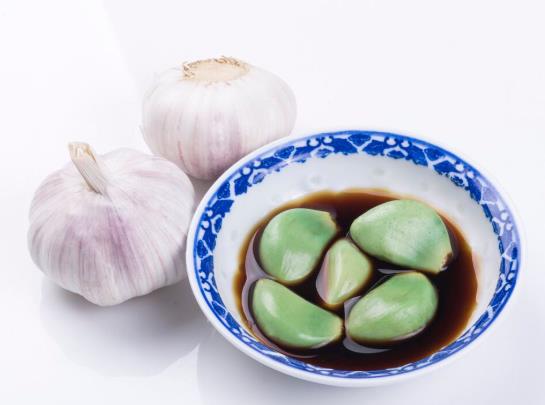 臘八蒜切除根部發黑的地方還能吃嗎?臘八蒜為什么會褪色