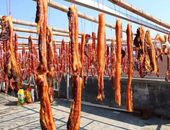 臘肉抹上鹽和花椒沒(méi)有腌過(guò)就晾曬可以嗎?腌制臘肉白酒和鹽是不是一起放