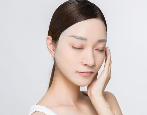 眉毛上長痘痘是什么原因?眉心長痘痘是什么原因?