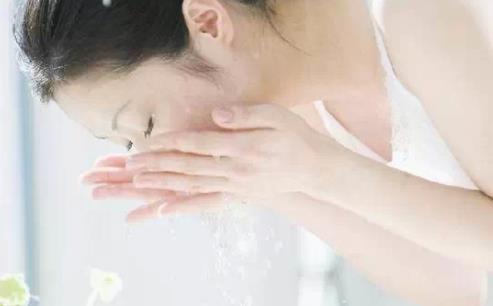 用淘米水洗臉的正確方法 洗臉的誤區(qū)你犯過嗎