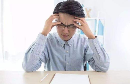 引起灰指甲的原因有哪些?患灰指甲有哪些危害?