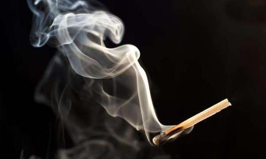 如何減少吸煙對(duì)人體造成的傷害?抽煙對(duì)臉上的痘痘有影響嗎