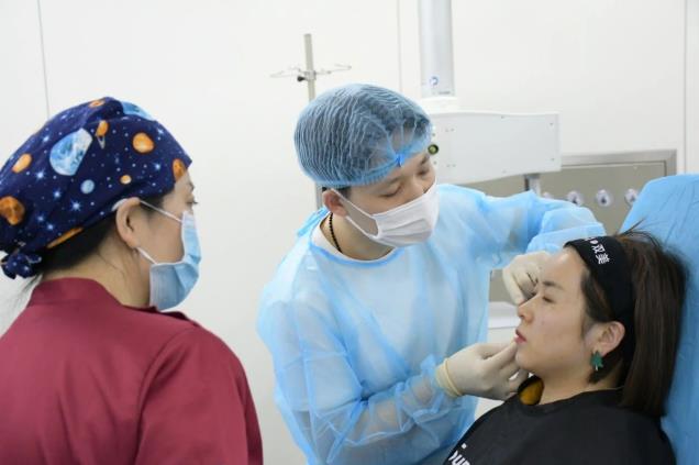 隋冰醫(yī)生以10余年的專業(yè)經驗為求美者制定治療的方案達到抗衰的效果