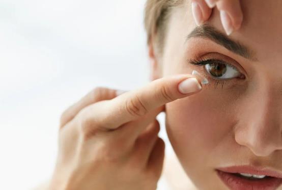 戴隱形眼鏡睡覺最多能戴多久?隱形眼鏡第一次開封怎么泡?