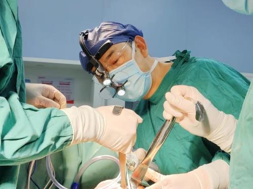 西安國際醫學中心醫院整形醫院整形外科主任王愛武為乳腺癌失乳患者重塑形體
