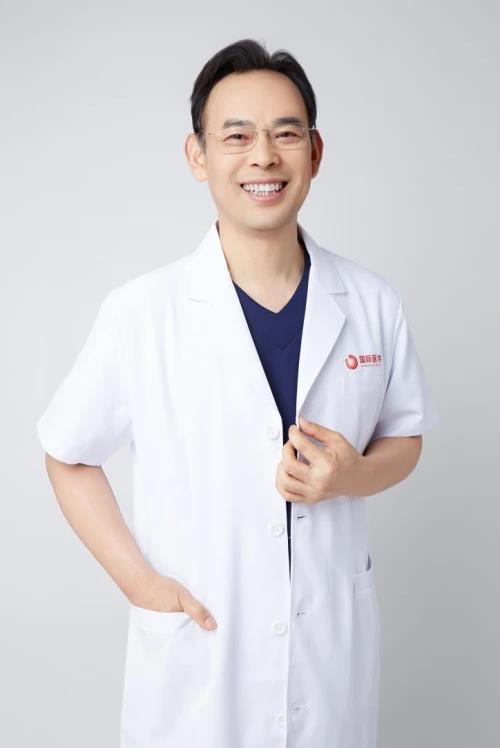 西安國際醫學中心醫院整形醫院整形外科主任王愛武為乳腺癌失乳患者重塑形體