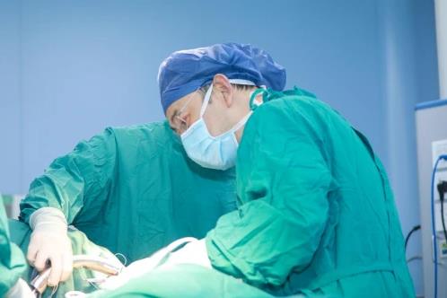 西安國際醫學中心醫院整形醫院整形外科主任王愛武為乳腺癌失乳患者重塑形體