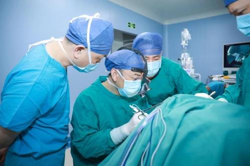西安國際醫學中心醫院整形醫院整形外科主任王愛武為乳腺癌失乳患者重塑形體