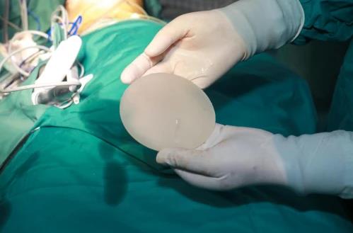 西安國際醫學中心醫院整形醫院整形外科主任王愛武為乳腺癌失乳患者重塑形體