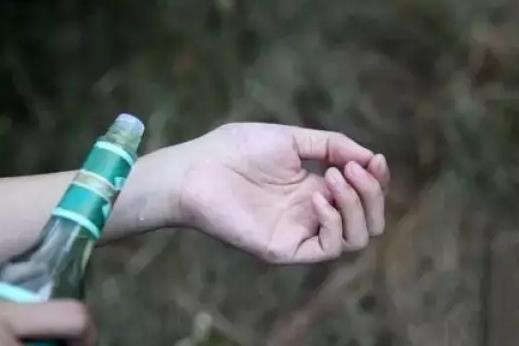 花露水噴傷口上疼不疼?花露水噴到傷口上怎么辦?