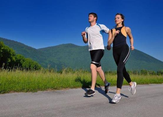 跑步的正確姿勢(shì)手是緊握拳頭嗎?為什么跑步前要熱身運(yùn)動(dòng)?