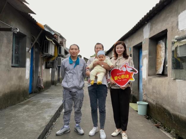 寧波送子鳥醫院愛心回訪,4年不孕制錦旗感恩唐醫生
