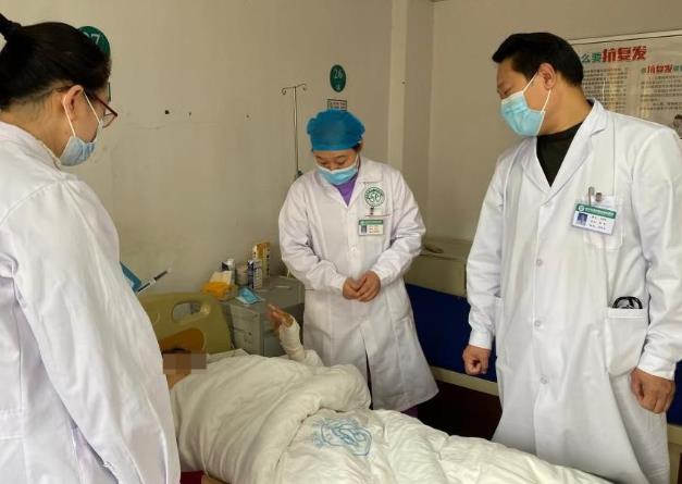 武漢環亞白癜風醫院朱敏主任揭秘:小小外擦藥竟有如此危害