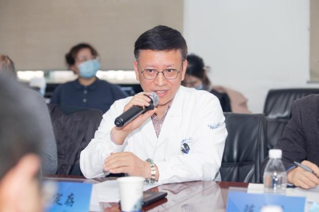 杭州市整形美容行業協會積極開展征詢工作,杭州市一主任醫師張菊芳主持會議