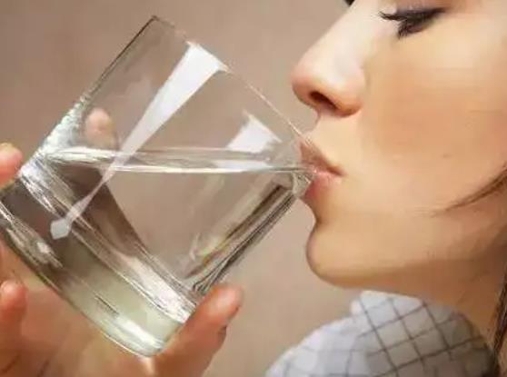 正常人多久查一次尿常規?不喝水也尿多是哪來的尿