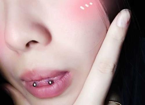 打了舌釘怎么刷牙?舌釘幾天不戴會(huì)長(zhǎng)死?