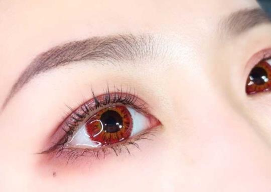 戴美瞳后眼睛酸酸的如何緩解?戴美瞳一直想眨眼怎么辦
