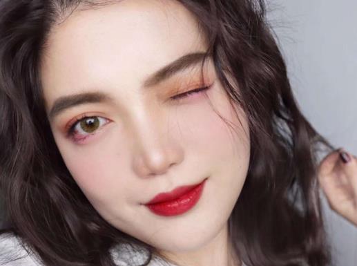 戴美瞳后眼睛酸酸的如何緩解?戴美瞳一直想眨眼怎么辦