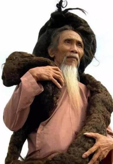 世界上頭發最長的男人,越南老人頭發長6.8米,50年沒剪
