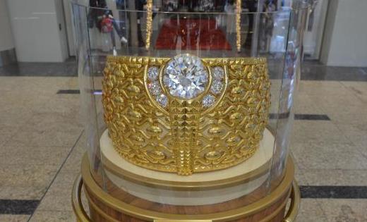 世界上最大的鑲鉆金戒指 泰巴之星重達64公斤