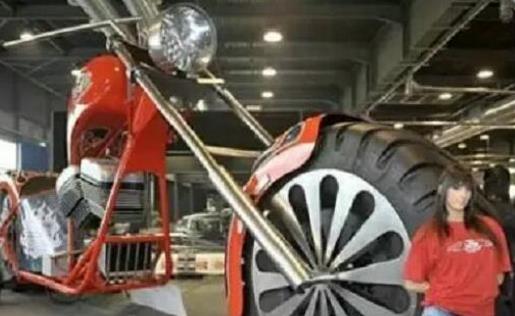 世界上最大的摩托車 高5米長(zhǎng)10米嚇壞路人