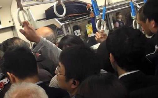 世界上最擠的地鐵 東京地鐵曾經靠人推才能上車