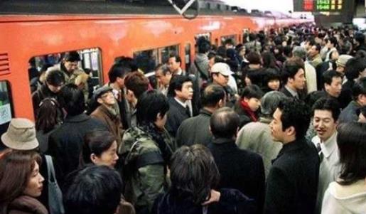 世界上最擠的地鐵 東京地鐵曾經靠人推才能上車