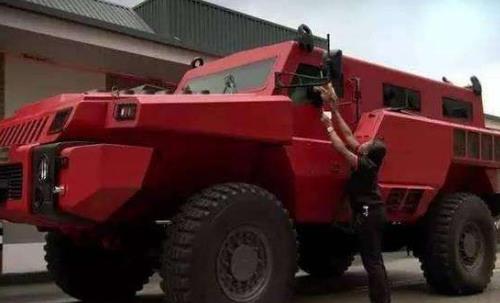 世界上最安全的民用汽車 蒙派拉掠奪者能防RPG火箭筒