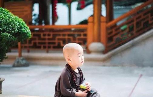 中國(guó)最萌小和尚 游客看到都會(huì)與他合影 萌翻一萬(wàn)人