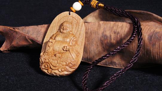 世界最大的檀香木佛像 萬(wàn)佛閣彌勒佛立像地面上為18米 地下還埋入8米