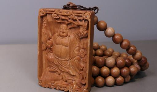 世界最大的檀香木佛像 萬(wàn)佛閣彌勒佛立像地面上為18米 地下還埋入8米