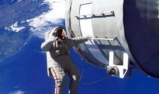 人類首次太空行走 1965年3月18日列昂諾夫進入太空飛行