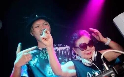 世界上年齡最大的女DJ 巖室純子(84歲女DJ成東京夜店招牌)