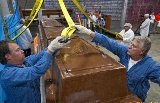 世界上最大的巧克力 長6.4米/高0.91米