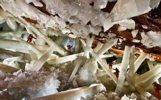 世界上最大的水晶洞穴 墨西哥巨人水晶洞一根水晶長15米