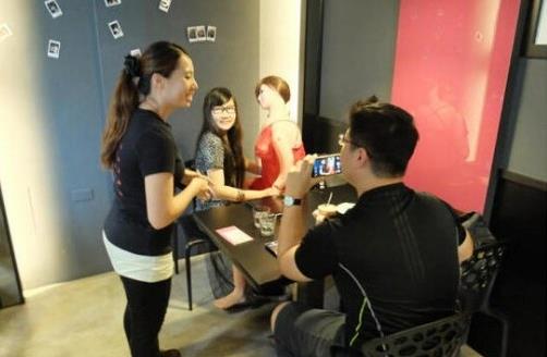 世界首家性主題餐廳 Funny Sex會提供充氣娃娃作陪