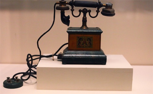 世界最早的電話機(jī) 1875年由貝爾發(fā)明