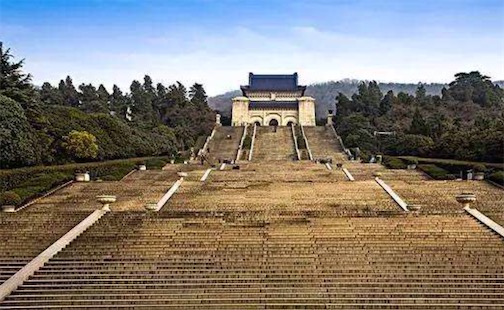 最有講究的臺階 中山陵從陵園的大門到頂端共有392級臺階