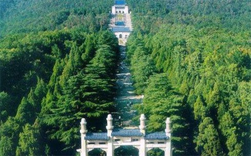最有講究的臺階 中山陵從陵園的大門到頂端共有392級臺階