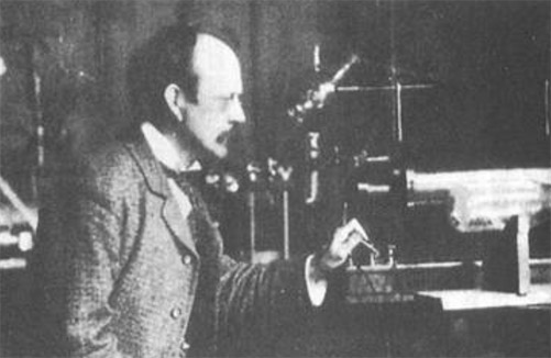 最早發(fā)現(xiàn)電子的科學(xué)家 由湯姆生在1897年發(fā)現(xiàn)