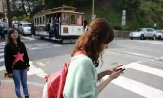 溫州開出首個“低頭族”罰單 橫穿道路時低頭看手機罰款10元
