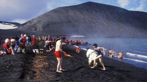 世界上最神奇溫泉 欺騙島周圍氣溫可達(dá)零下89度 游客卻排隊(duì)來泡澡